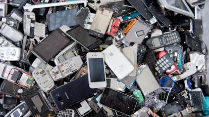 ARCHIV - 19.07.2016, Niedersachsen, Goslar: Alte Handys und Smartphones liegen in einem Container, ehe sie geschreddert werden.&nbsp;