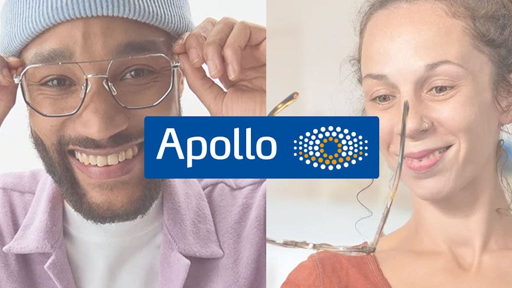 Mann und Frau mit Brille, darüber das Logo von Apollo Optik.