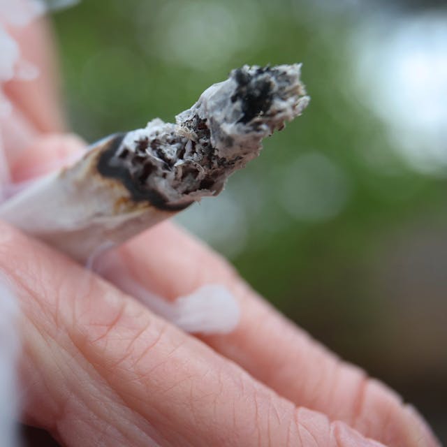Das Symbolbild zeigt, wie ein Mann einen Joint raucht.