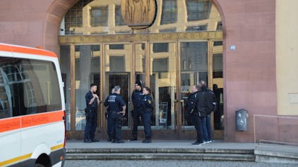 Einsatzkräfte der Polizei stehen vor der Universität in Mannheim. Die Polizei hat auf einen mutmaßlichen Randalierer in der Bibliothek der wirtschaftswissenschaftlichen Fakultät der Mannheimer Universität geschossen.