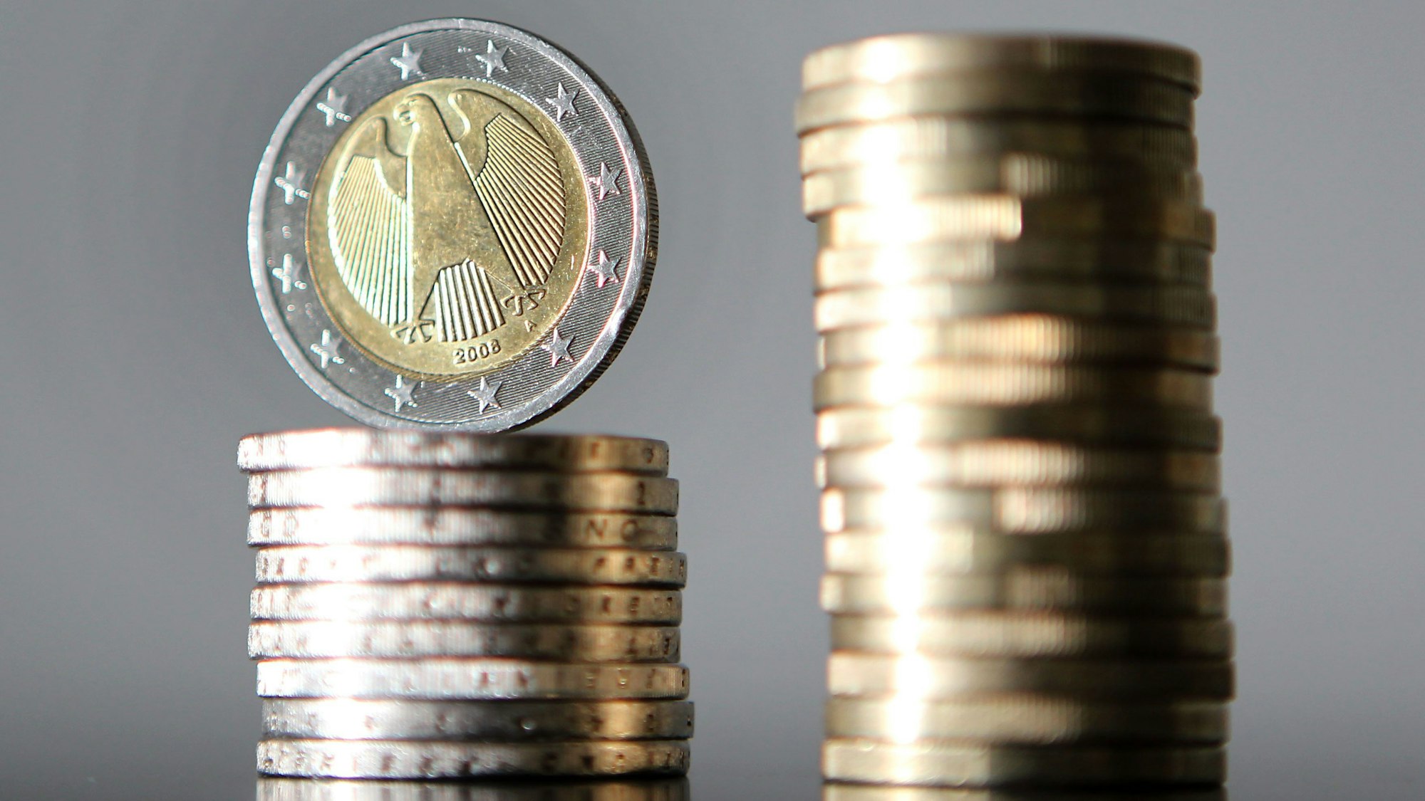 Euro-Münzen sind übereinander gestapelt.