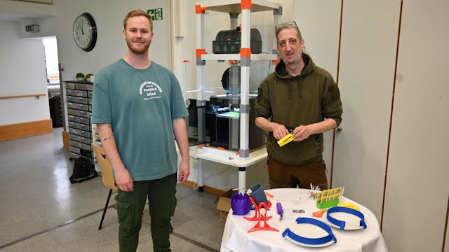 Marco Vetter (l.) und Torsten Letz führen den neuen 3D-Drucker im Dr.-Dormagen-Guffanti-Haus der SBK vor sowie eine Auswahl der bereits mit ihm produzierten Stücke.