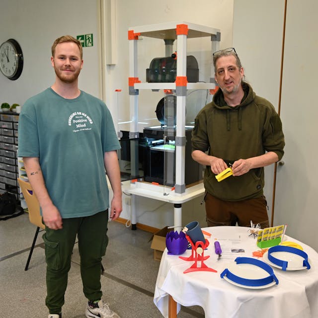 Marco Vetter (l.) und Torsten Letz führen den neuen 3D-Drucker im Dr.-Dormagen-Guffanti-Haus der SBK vor sowie eine Auswahl der bereits mit ihm produzierten Stücke.