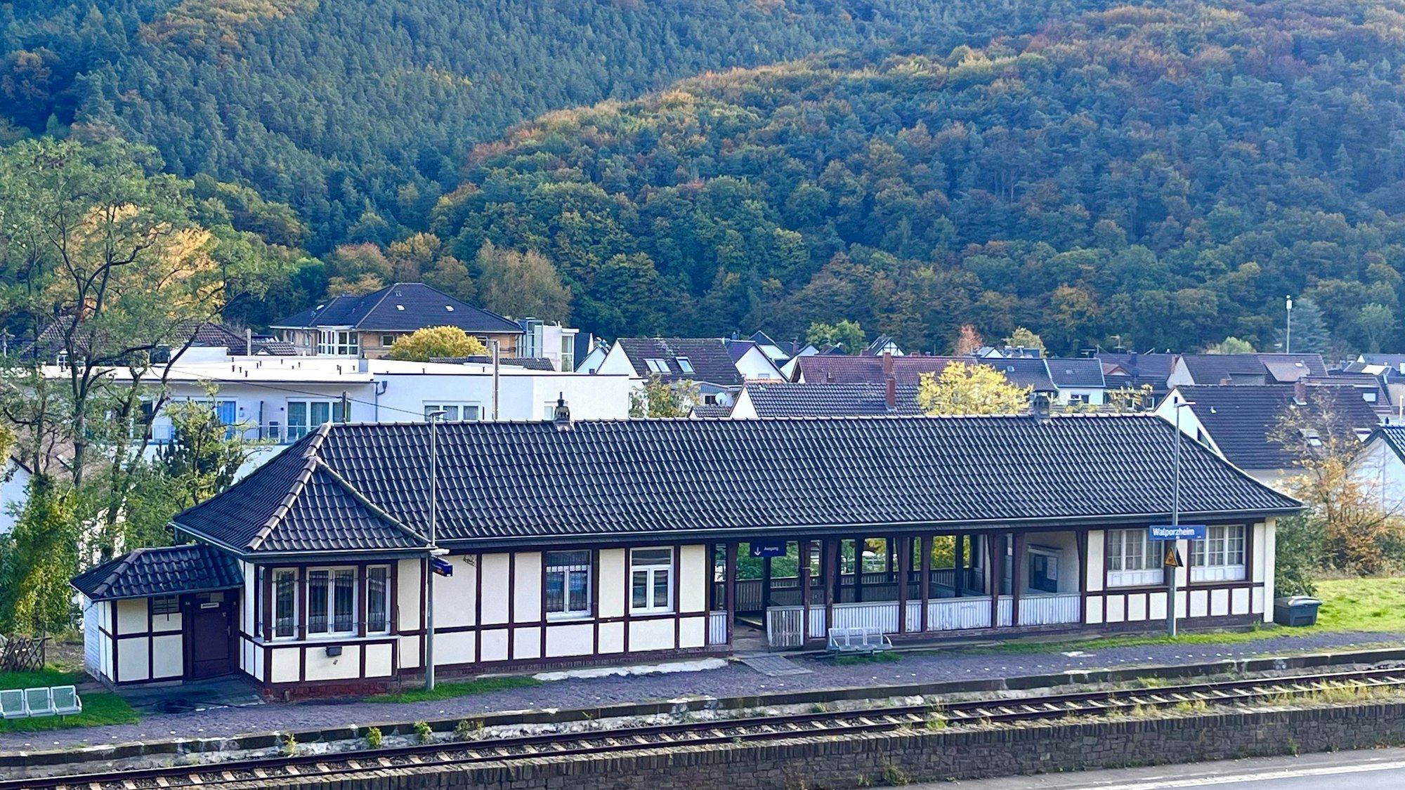 Das Bahnhofsgebäude in Walporzheim auf einem Fotos aus dem Herbst 2023,