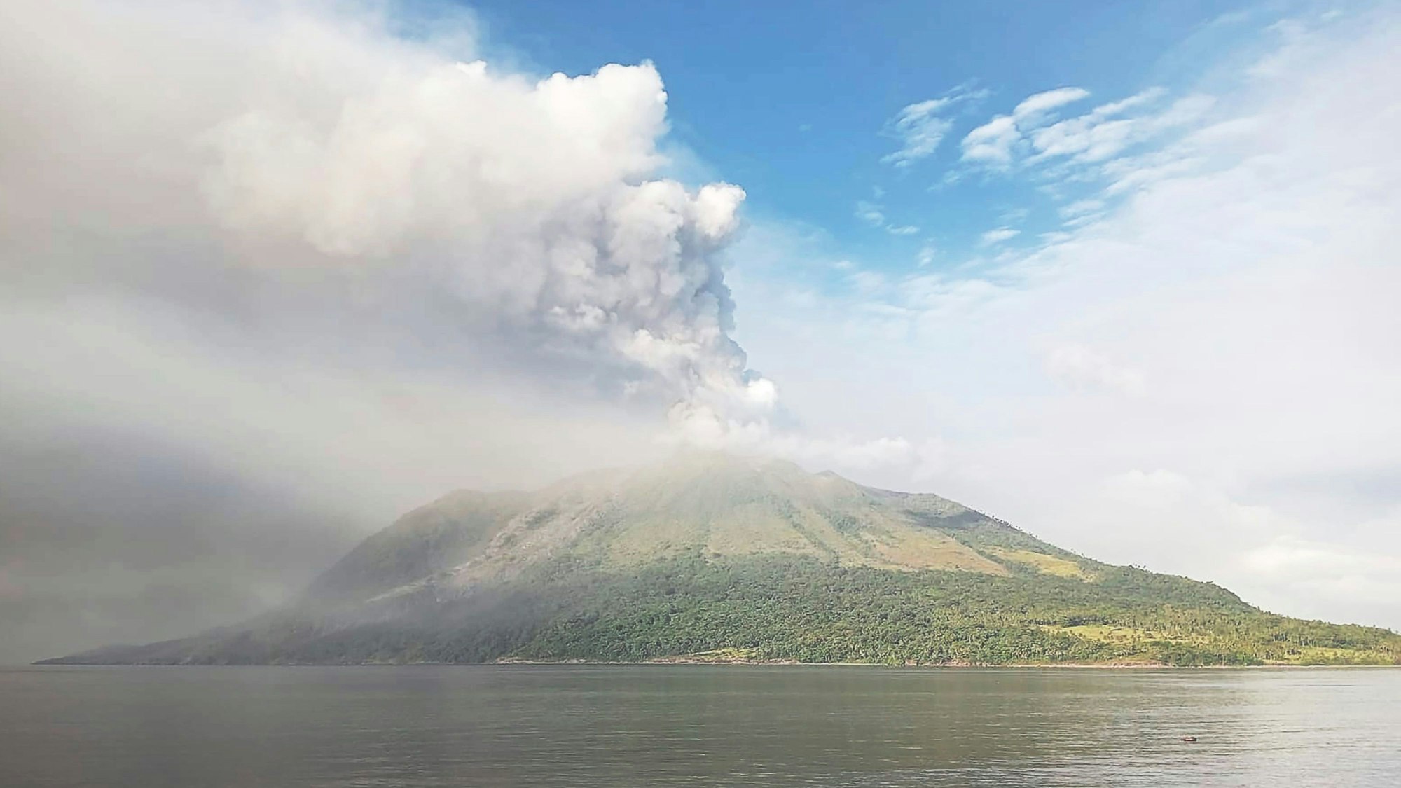 Der Vulkan Ruang ist während eines Ausbruchs von Asche auf der Insel Tagulandang zu sehen. (Symbolbild)