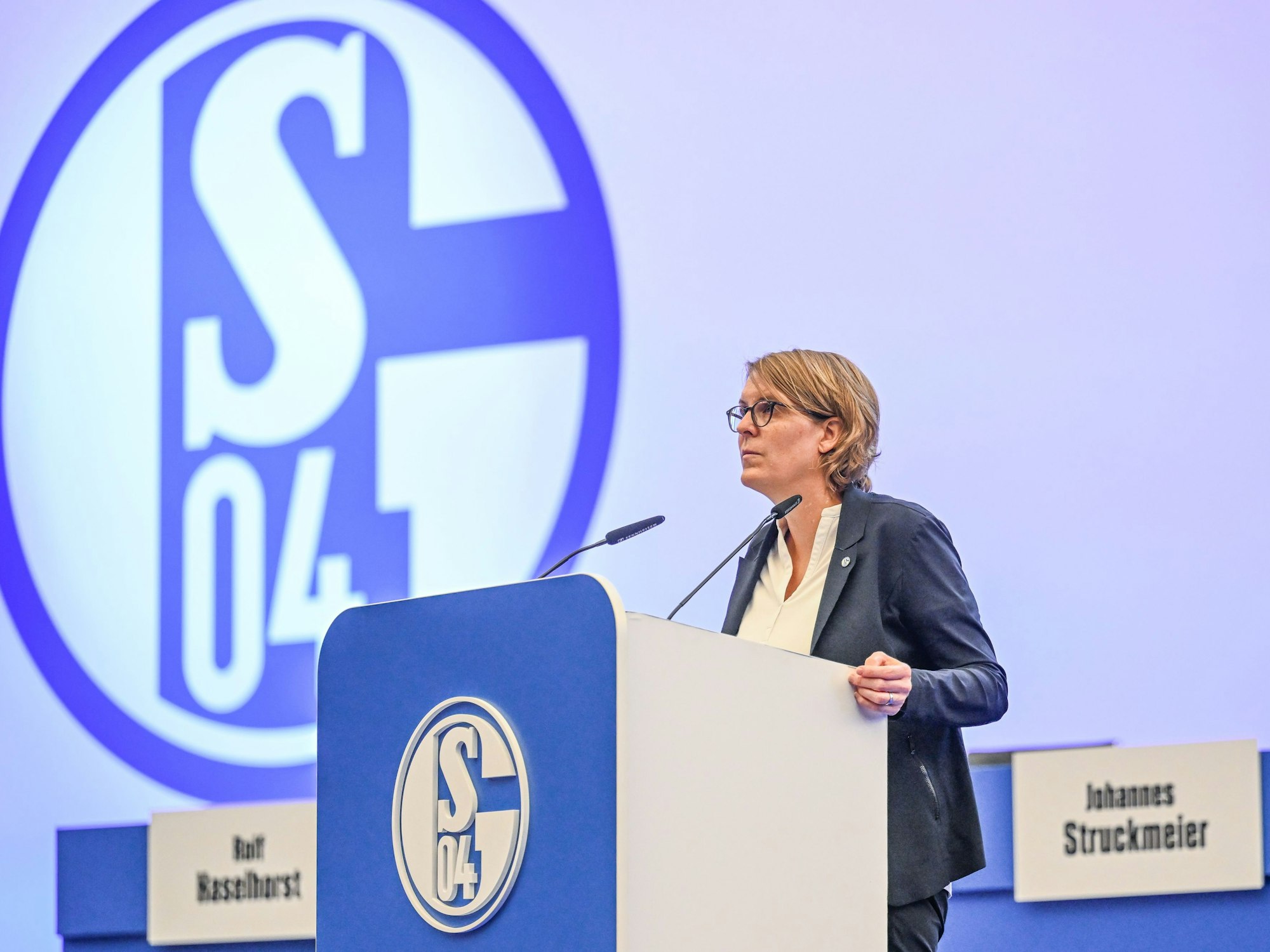 Mitgliederversammlung FC Schalke 04. Schalkes Vorstand Christina Rühl-Hamers steht am Rednerpult. Der FC Schalke hat die Lizenz für die 3. Liga nur unter Vorbehalt erhalten.