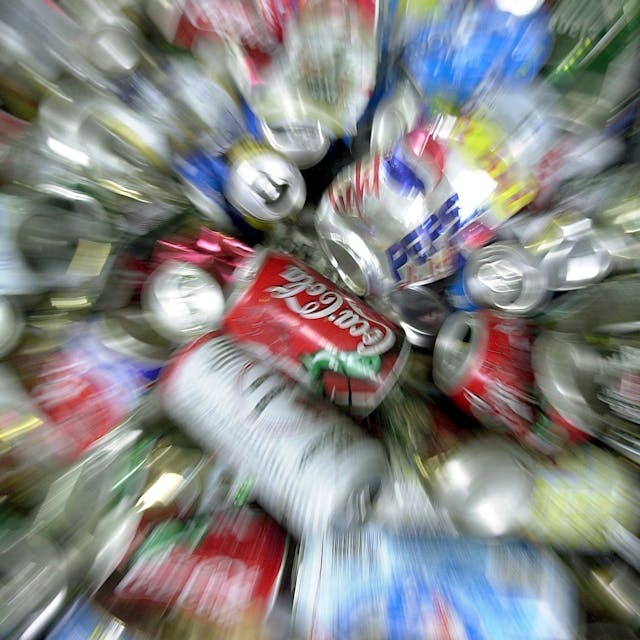 Das Archivbild zeigt Getränkedosen.
