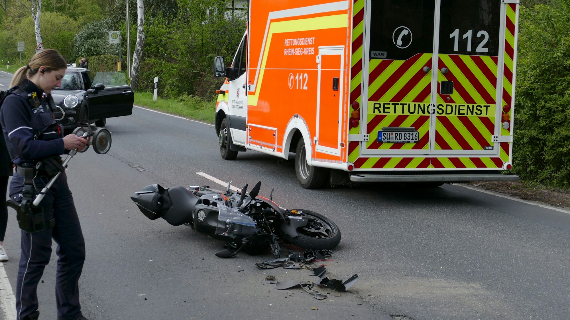Auf der B 507 ist ein 18 Jahre alter Motorradfaher bei einem Unfall in Neunkirchen-Seelscheid-Ingersau leicht verletzt worden.