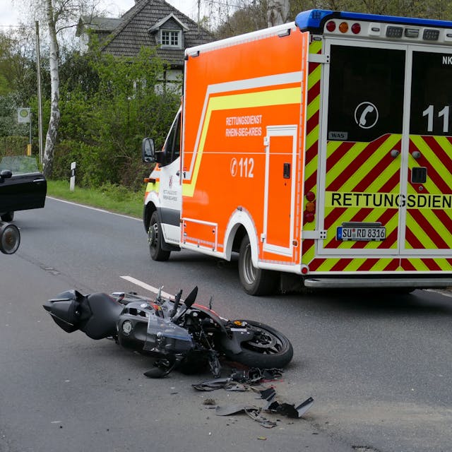 Auf der B 507 ist ein 18 Jahre alter Motorradfaher bei einem Unfall in Neunkirchen-Seelscheid-Ingersau leicht verletzt worden.