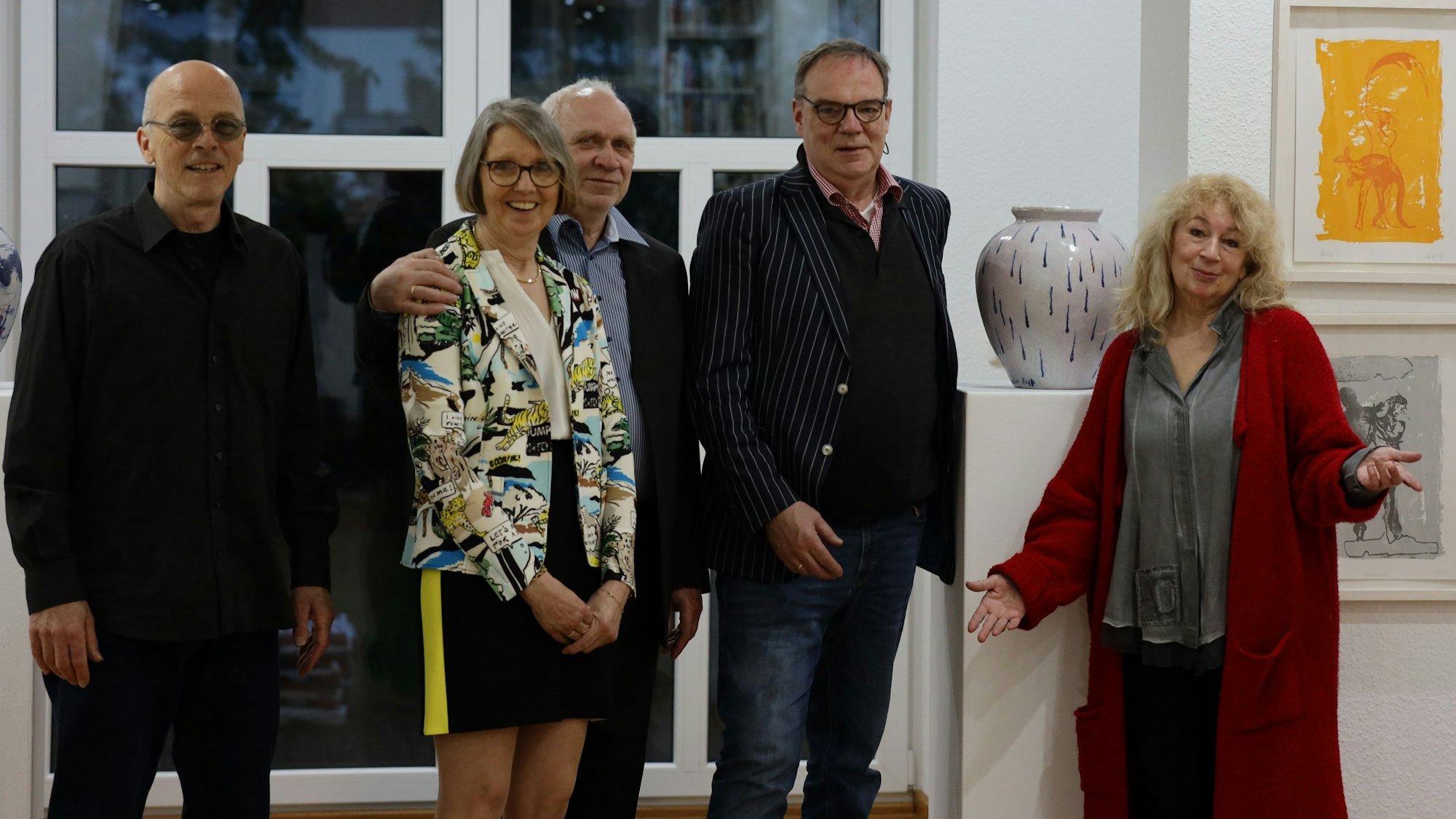 Neben bemalten Vasen und aufgehängten Bildern in der Gallerie Roy stehen die Inhaber Marianne und Gundolf Roy (2.u.3.v.l.) mit Musiker Georg Zangl (g.l.), Andreas Kopp und die Malerin Maf Räderscheidt.