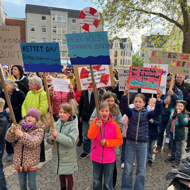 Vor dem Rathaus protestierten zahlreiche Wesselingerinnen und Wesselinger gegen die geplante Schließung des Schulschwimmbads.