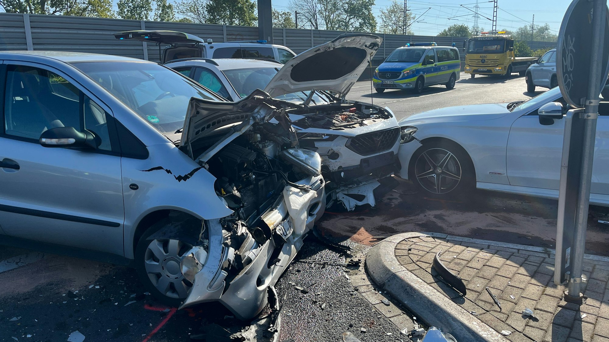 Auf dem Willy-Brandt-Ring sind drei Autos zusammengestoßen, ein Mensch wurde verletzt ins Krankenhaus gebracht.