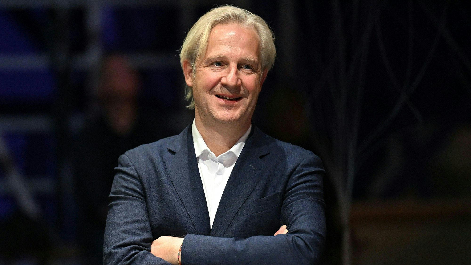 Der designierte Burgtheaterdirektor Stefan Bachmann posiert bei der Spielplan-Präsentation der Theater-Saison 2024/25 im Burghteater.
