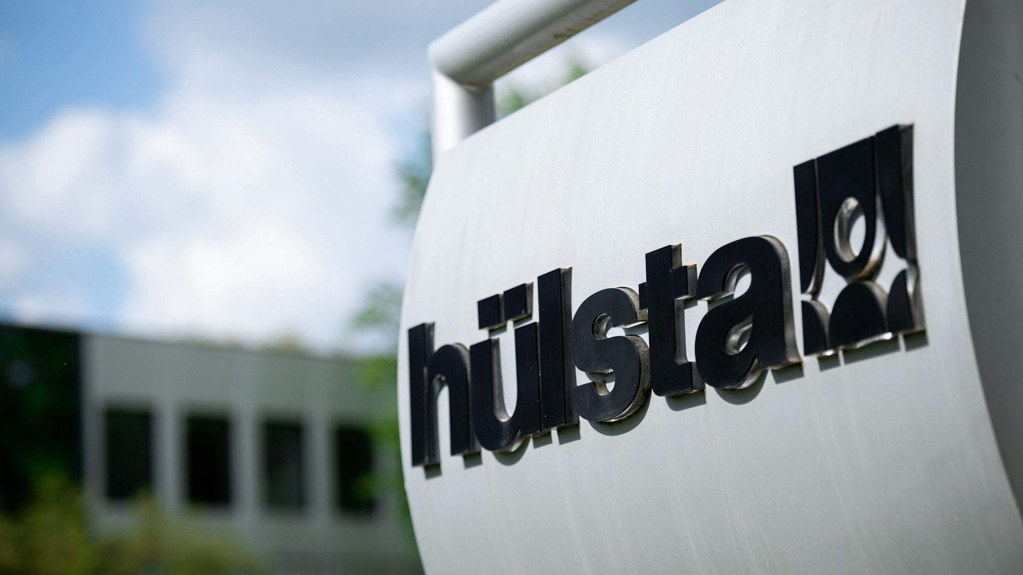 Das Firmenlogo ist auf einem Schild vor dem Firmensitz der Firma Hülsta in Stadtlohn zu sehen. Dem Möbelhersteller droht Betriebseinstellung.