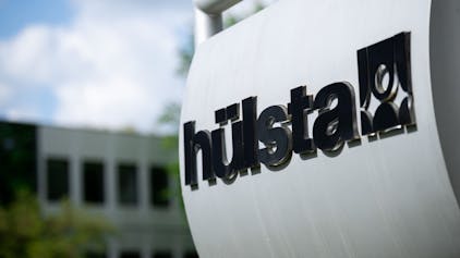 Das Firmenlogo ist auf einem Schild vor dem Firmensitz der Firma Hülsta in Stadtlohn zu sehen. Dem Möbelhersteller droht Betriebseinstellung.