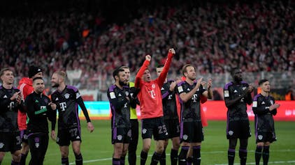 Die Spieler des FC Bayern München feiern einen Sieg.