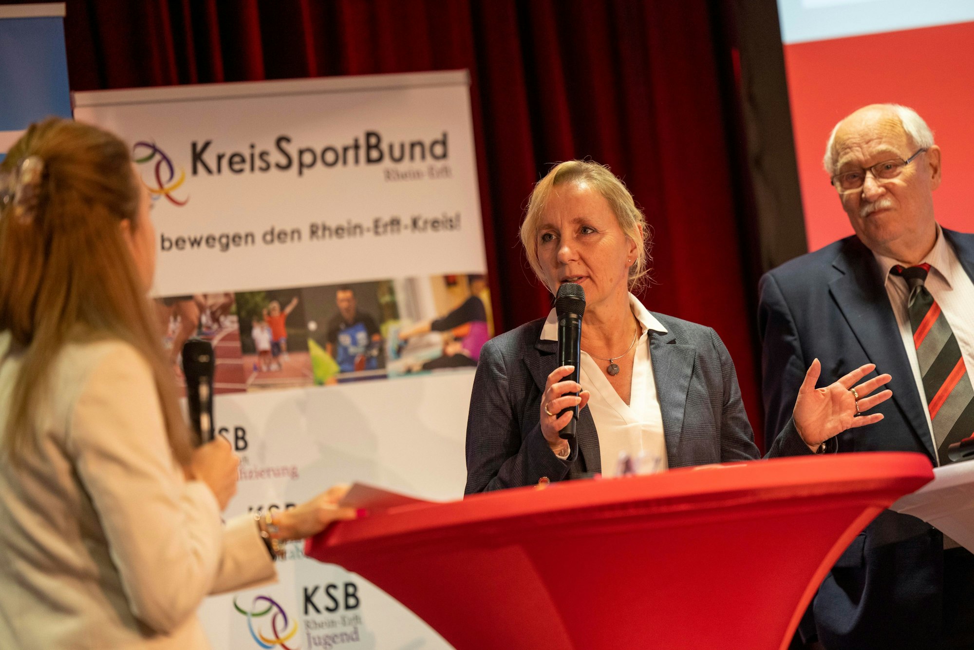 Das Bild zeigt Rita Markus Schmitz von der Kreissparkasse Köln und Harald Dudzus von Kreissportbund im Gespräch.
