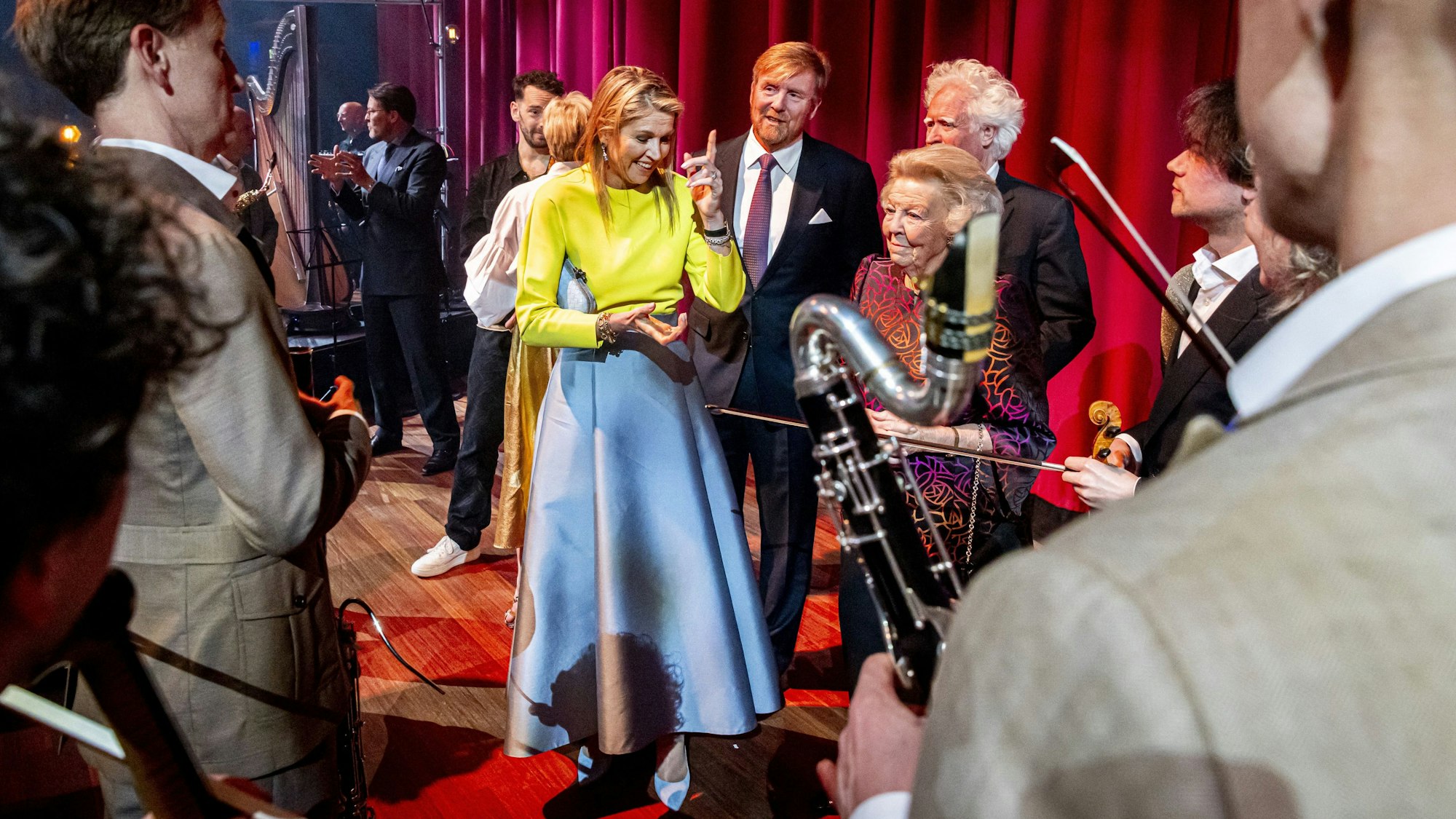 König Willem-Alexander, Königin Máxima und Prinzessin Beatrix unterhalten sich mit den Musikern.