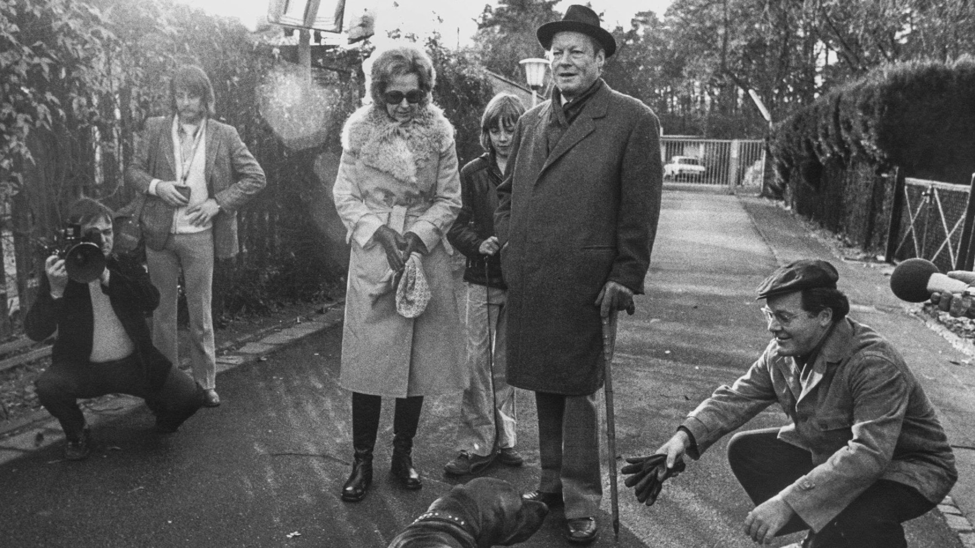 Im innersten Zirkel des Kanzlers: Günter Guillaume (rechts) im November 1973 beim Sonntagsspaziergang mit Willy Brandt, seiner Frau Rut, Sohn Matthias und Hund Bastian in Bonn.