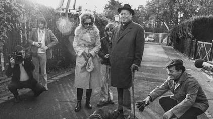 Im innersten Zirkel des Kanzlers: Günter Guillaume (rechts) im November 1973 beim Sonntagsspaziergang mit Willy Brandt, seiner Frau Rut, Sohn Matthias und Hund Bastian in Bonn.