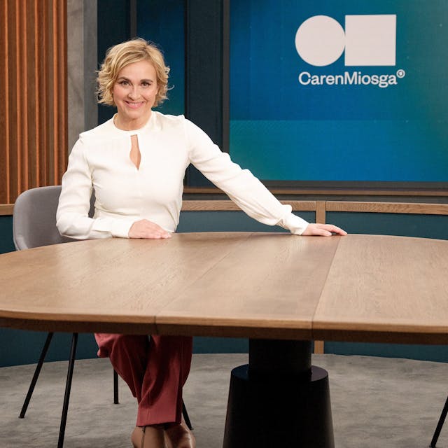 ARD-Moderatorin Caren Miosga sitz an einem Tisch im Studio ihrer gleichnamigen Talkshow, die seit Januar 2024 als Nachfolger der Talkshow von Anne Will im Ersten läuft.