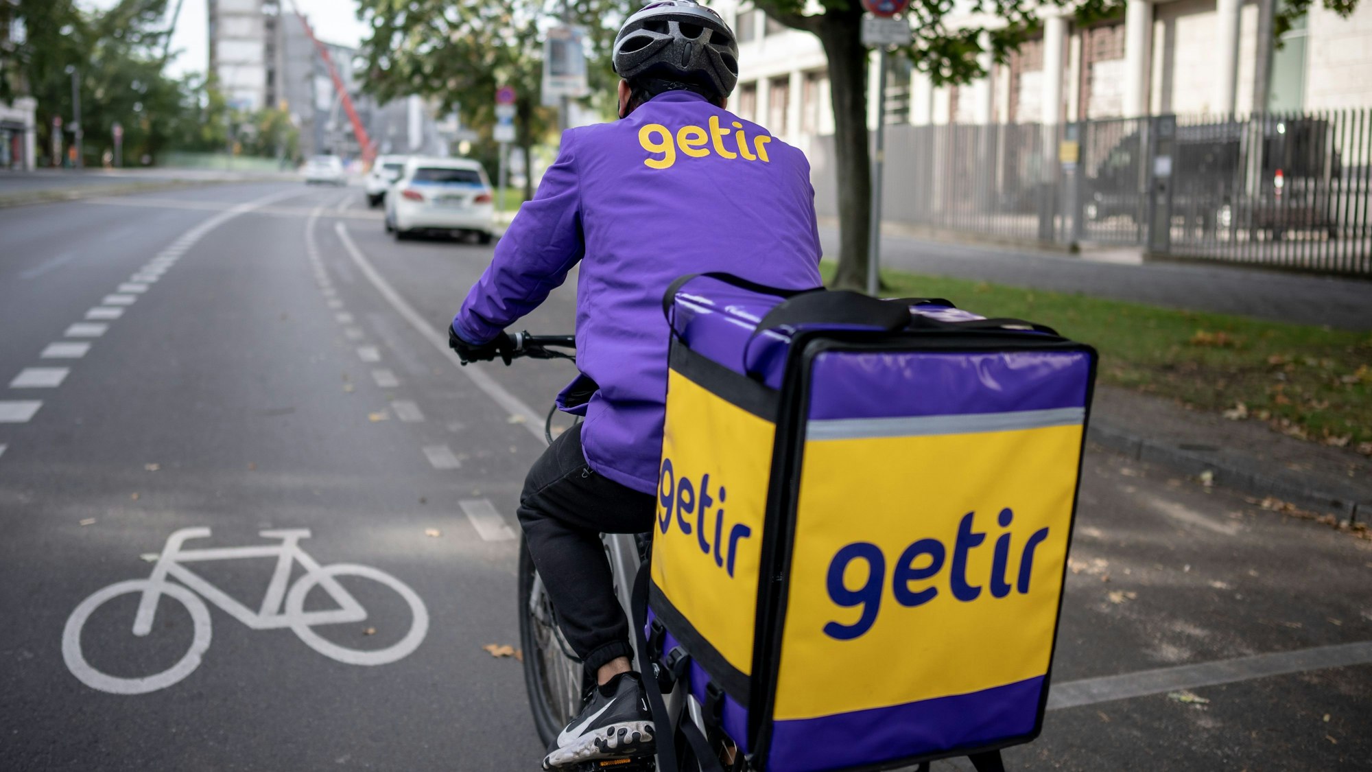 Ein Lieferfahrer des türkischen Lieferdienstes „Getir“ fährt mit seinem Fahrrad durch Berlin.