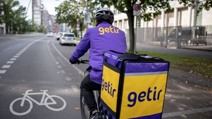 Ein Lieferfahrer des türkischen Lieferdienstes „Getir“ fährt mit seinem Fahrrad durch Berlin.