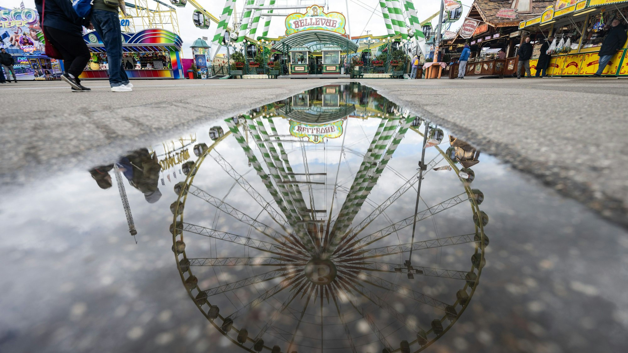 Ein Riesenrad spiegelt sich in einer Pfütze auf dem Festgelände des Stuttgarter Frühlingsfestes. Nach dem Besuch des Stuttgarter Frühlingsfestes leiden mehr als 300 Menschen unter Magen-Darm-Erkrankungen.