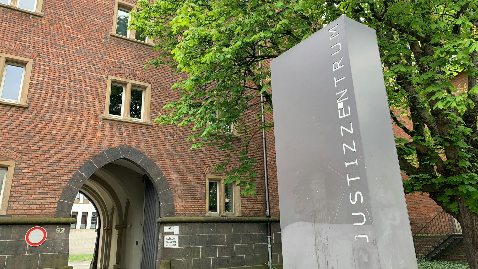 Der Eingang des Justizzentrums Aachen.