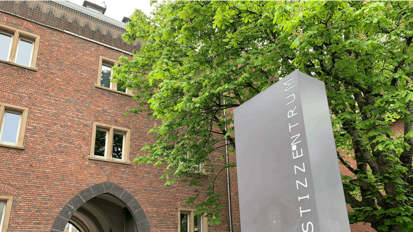 Der Eingang des Justizzentrums Aachen.