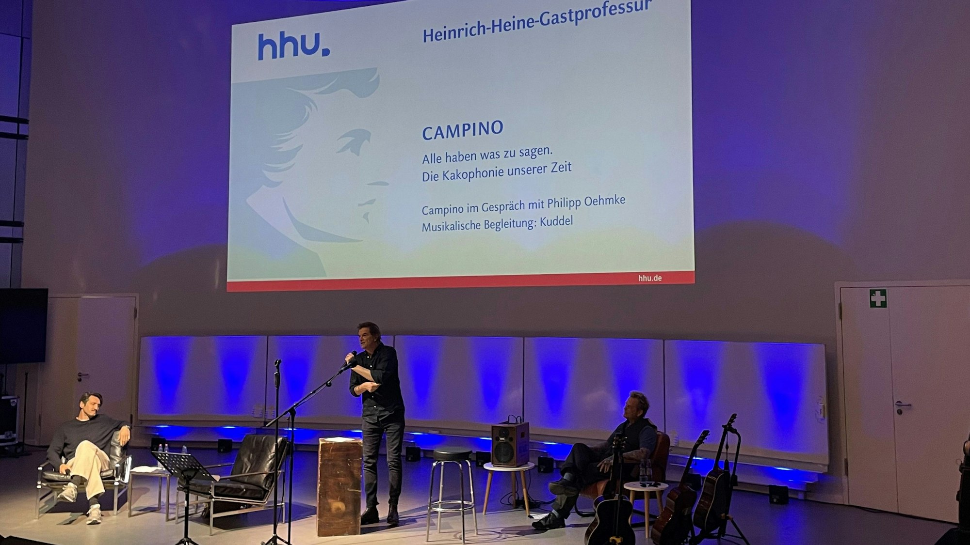 Campino bei seiner zweiten Vorlesung in der Uni Düsseldorf. Links Autor Philipp Oehmke, rechts Toten-Hosen-Gitarrist Kuddel.