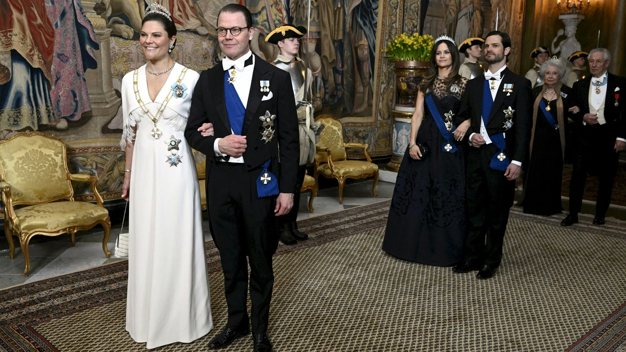 Kronprinzessin Victoria mit Prinz Daniel und Prinz Carl Philip mit Prinzessin Sofia vor dem Staatsdinner im Königlichen Palast.