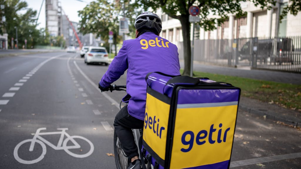 Ein Lieferfahrer des türkischen Lieferdienstes Getir fährt mit seinem Fahrrad durch Berlin.
