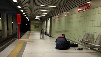 In der U-Bahnhaltestelle Friesenplatz sticht sich ein Drogenabhängiger eine Spritze in den Fuß.