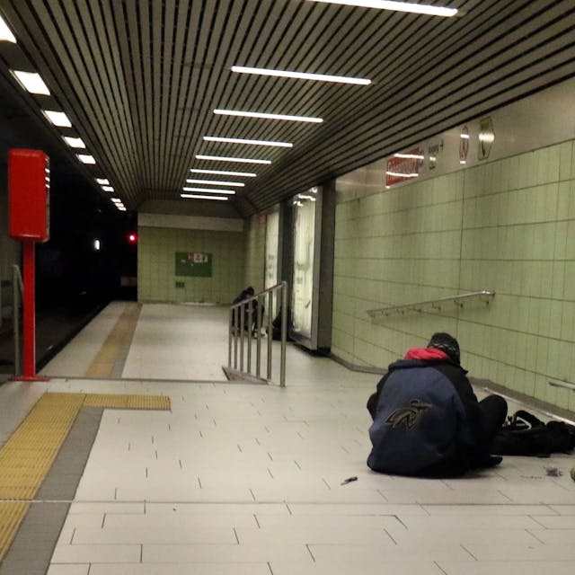 In der U-Bahnhaltestelle Friesenplatz sticht sich ein Drogenabhängiger eine Spritze in den Fuß.