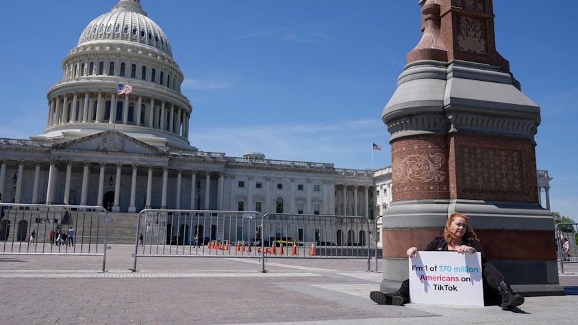 Jennifer Gay, ein TikTok Content Creator, sitzt vor dem US-Kapitol in Washington.