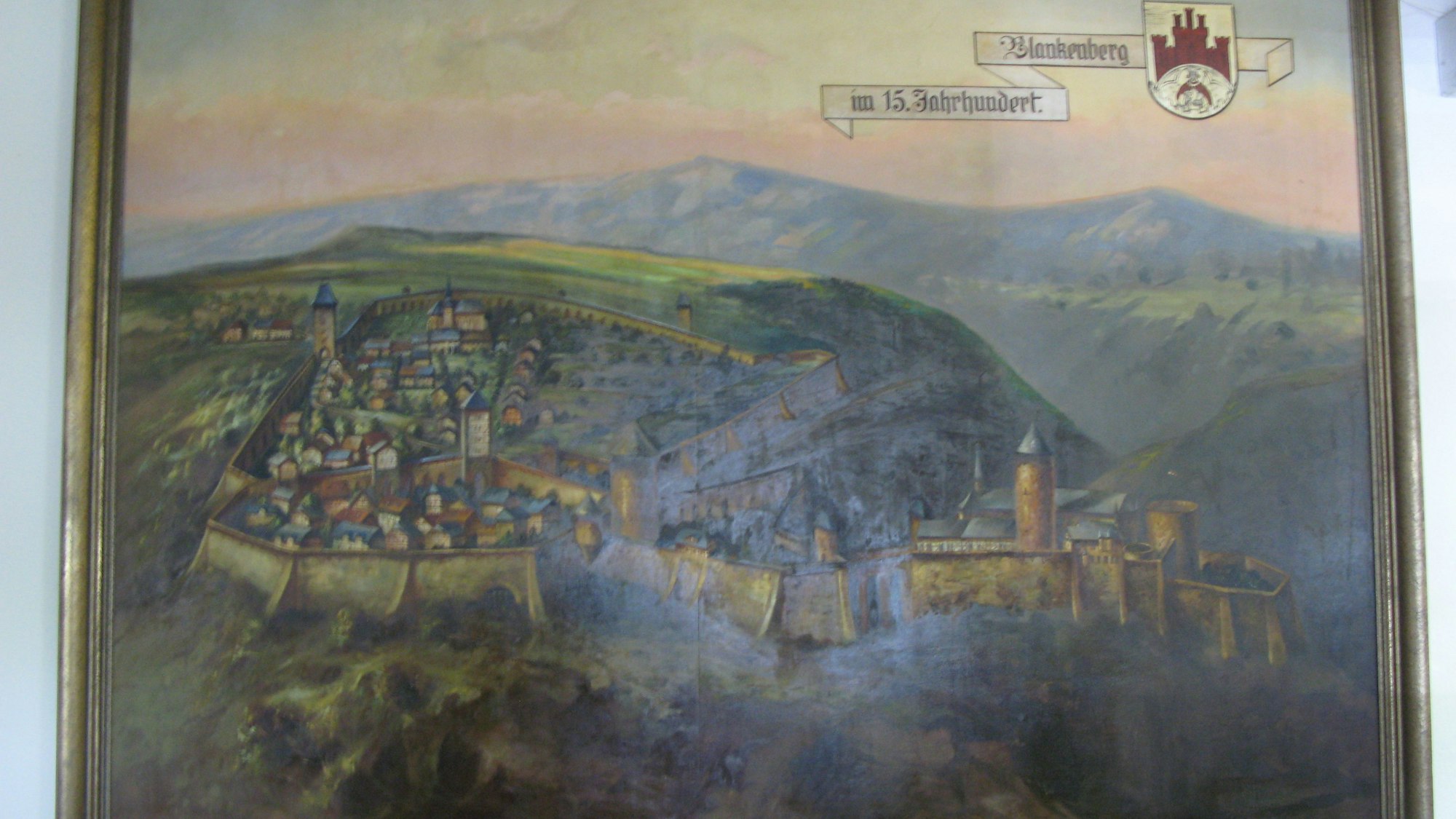 Ein altes, großes Gemälde, das Blankenberg mit Stadtmauer und Türmen im 15. Jahrhundert zeigt.