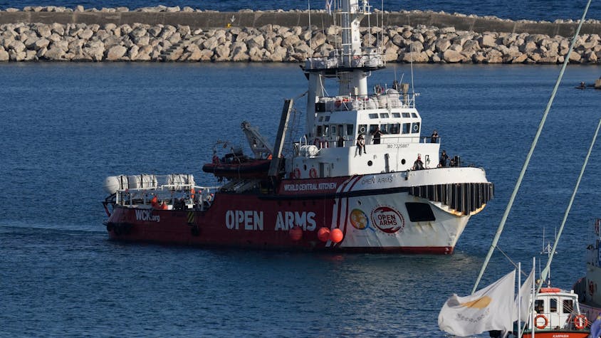 Zypern: Ein Schiff der Hilfsorganisation Open Arms, das mit Hilfsgütern für den Gazastreifen beladen waren, im Hafen von Larnaca. Im Gazastreifen soll ein temporärer Hafen entstehen.