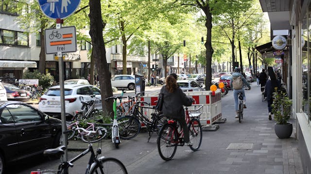 Bauarbeiten auf dem Radweg tragen zum Fahrrad-Chaos auf der Dürener Straße bei.