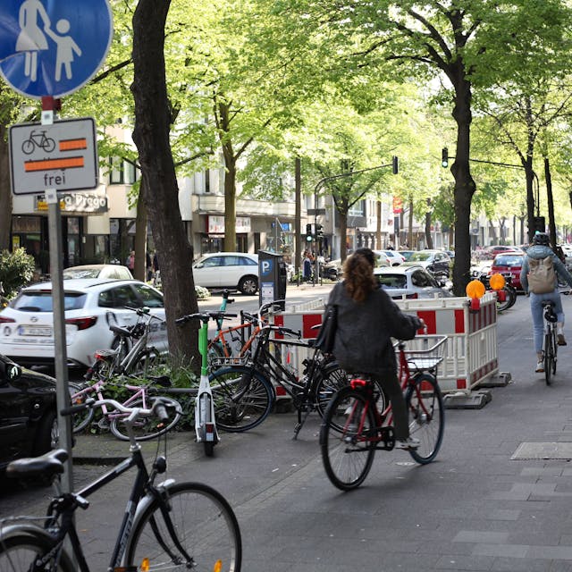 Bauarbeiten auf dem Radweg tragen zum Fahrrad-Chaos auf der Dürener Straße bei.