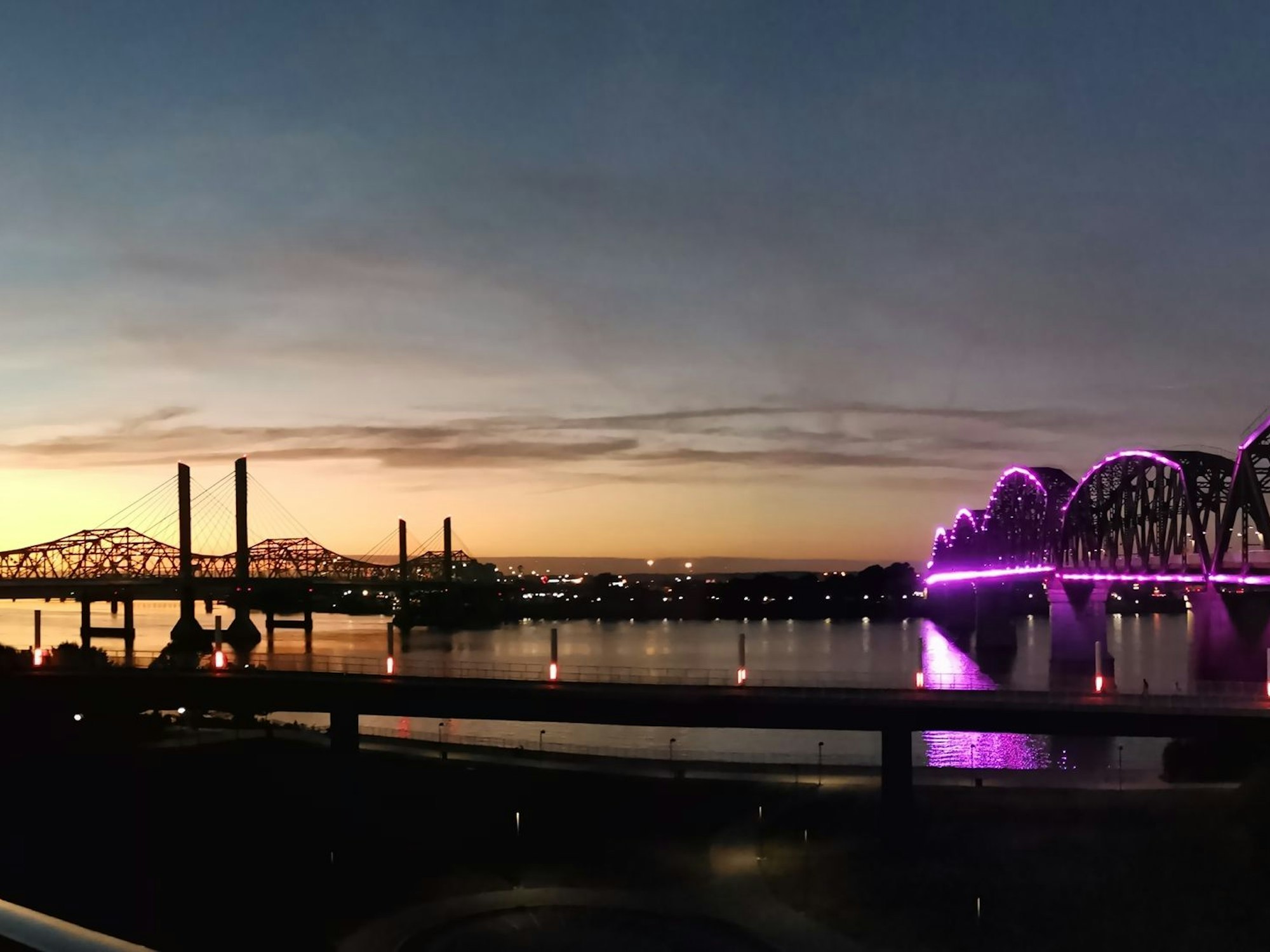 Blick auf die beleuchtete Brücke über den Ohio River in Louisville in Kentucky.