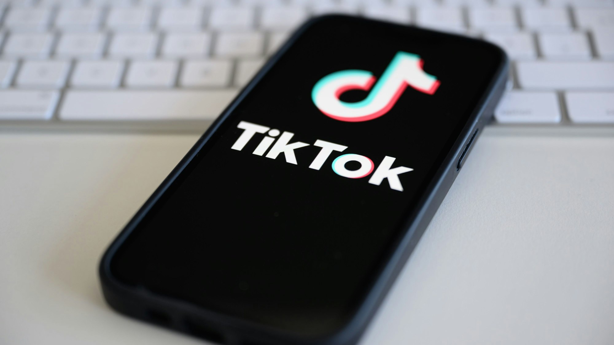 Auf einem Smartphone wird das Logo der Kurzvideo-Plattform Tiktok angezeigt.