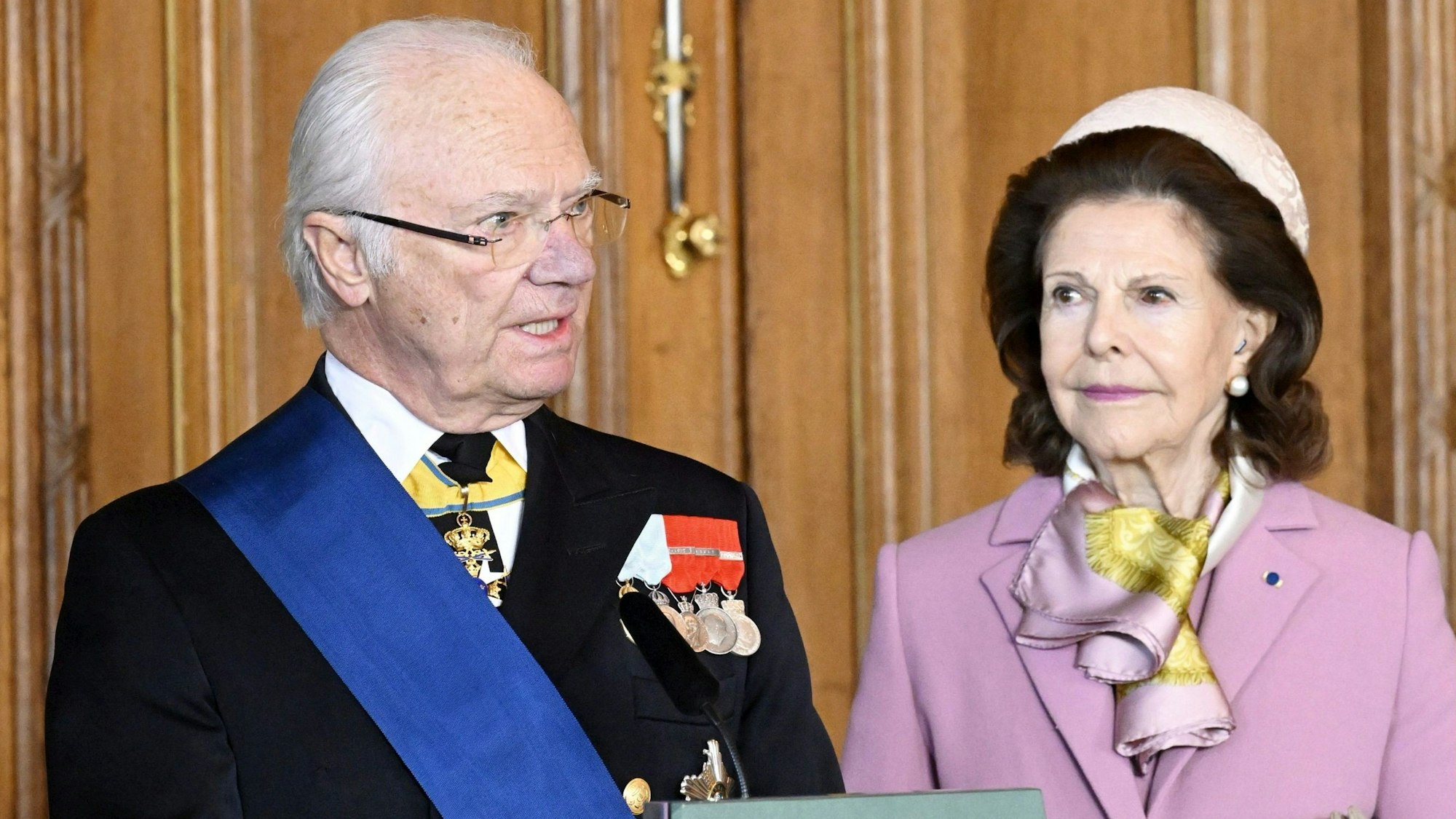 König Carl XVI. Gustaf (l) und Königin Silvia während der seiner Rede im schwedischen Parlament.