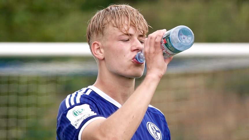 Tristan Top-Rasmussen trinkt bei einer Spielunterbrechung Wasser.