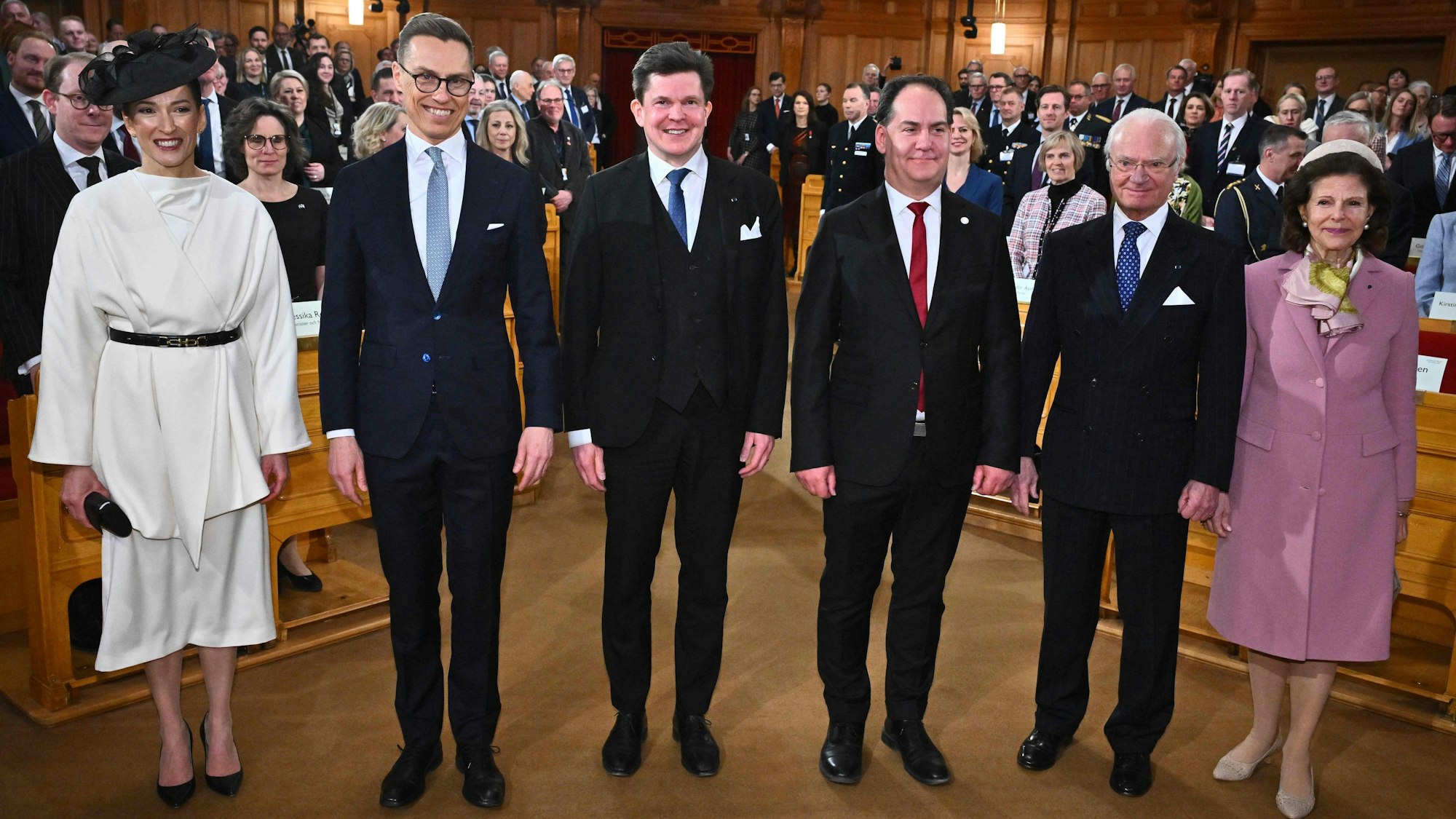 Finnlands First Lady Suzanne Innes-Stubb (l.), Königin Silvia (r.), Finnlands Präsident Alexander Stubb und Schwedens König Carl Gustaf (beide m.) beim Besuch des schwedischen Parlaments.