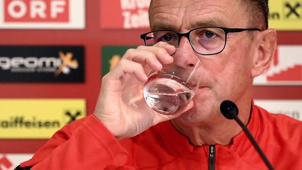 Ralf Rangnick trinkt aus einem Glas bei einer Österreich-Pressekonferenz.