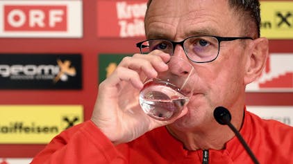 Ralf Rangnick trinkt aus einem Glas bei einer Österreich-Pressekonferenz.