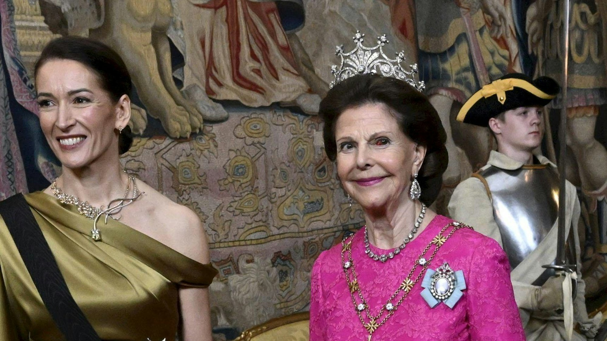 Suzanne Innes-Stubb (l) und Königin Silvia von Schweden vor dem Staatsdinner im Königlichen Palast.