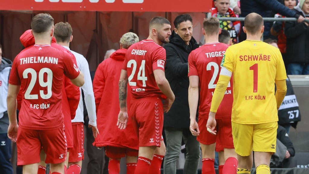 Die enttäuschten FC-Spieler und Sport-Boss Christian Keller nach der bitteren Heimniederlage gegen Darmstadt 98.








