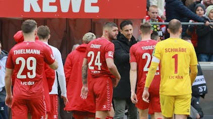 Die enttäuschten FC-Spieler und Sport-Boss Christian Keller nach der bitteren Heimniederlage gegen Darmstadt 98.








